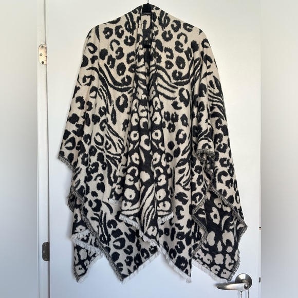 Banana Republic Reversible Leopard Poncho - Picture 3 of 5